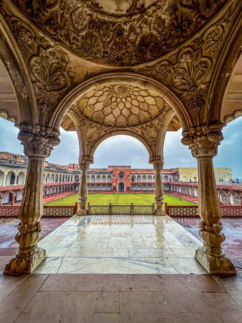 Agra Fort: Guided UNESCO Heritage Walking Tour - Seeing the palace life at Jahangiri Mahal