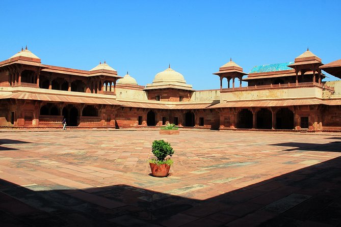 Agra To Jaipur Drop Via Fatehpur Sikri & Chand Baori, Step Well - Starting in Agra, with your own pickup point