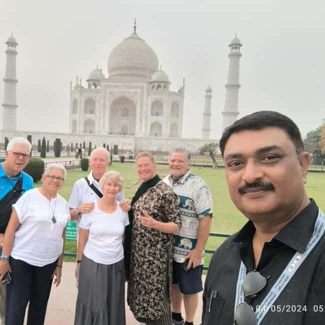 Delhi Airport to Taj Mahal 1 Day Trip - The long road from Delhi to Agra