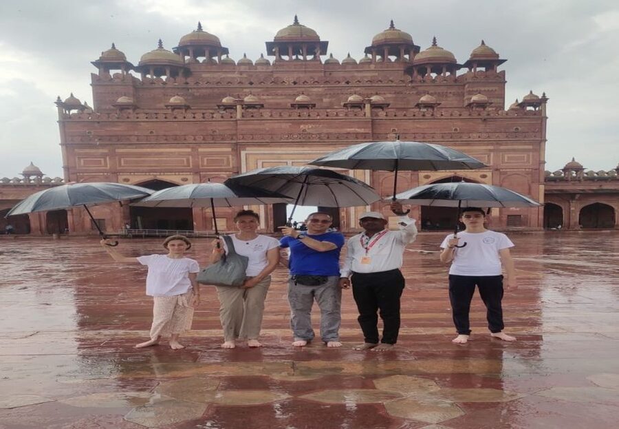 From Agra: Fatehpur Sikri and Market Private Half-Day Tour - Two hours among the palace buildings
