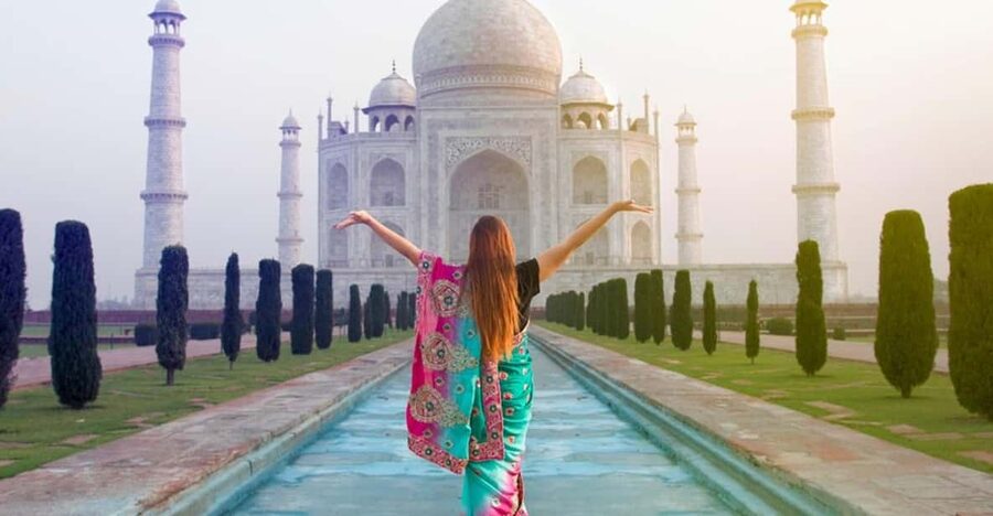 From Delhi/Agra: Taj Mahal Tour with Rental Saree Experience - Picking a saree at Ganpati Garments & Saree Rental