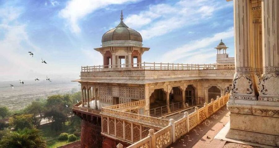 From Delhi: Taj Mahal & Agra With Fatehpur Sikri Day Tour - Guides, photo help, and the occasional shop stop
