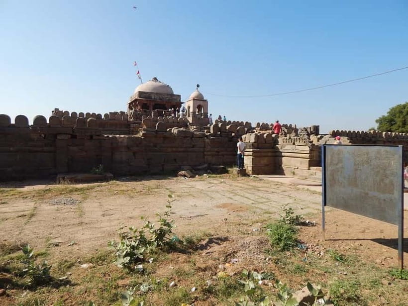 From Jaipur: Day Trip to Chand Baori and Bhangarh Fort - The long road from Jaipur to Abhaneri