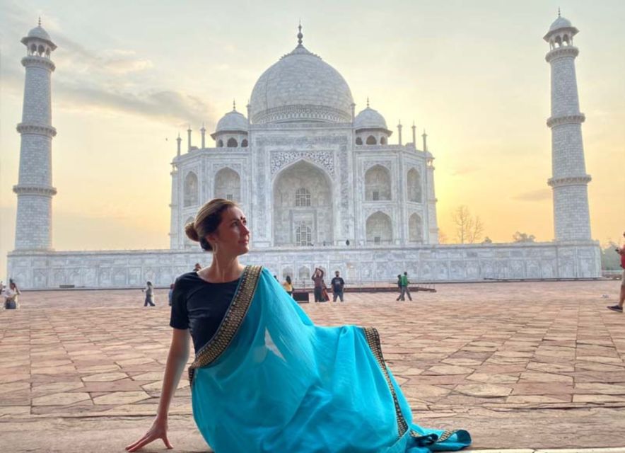Guided Sunset Tour Of Taj Mahal with Skip-The-Line Entry - A guide who can explain and help with photos