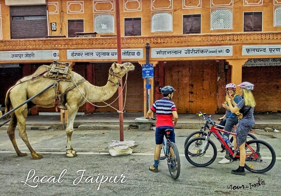 Jaipur: 3-Hour Morning Bike Tour of Jaipur Old City - A temple ceremony and local morning rituals