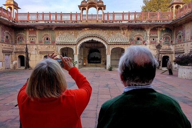 "Jaipur Cultural Walk: Explore life behind the pink walls" - Start in Tripolia Bazaar, where crafts are part of daily trade