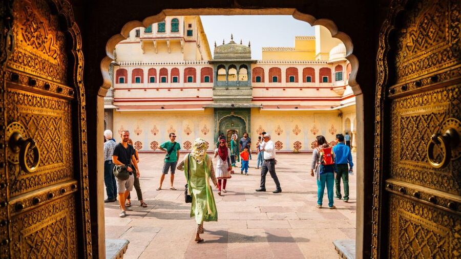 Jaipur: Full-Day Private Sightseeing Tour by Tuk Tuk - Gaitor Ki Chhatriyan, shopping and lunch