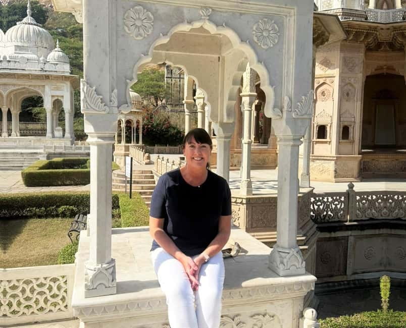 Jaipur: Private Half-Day Instagram Tour with Guide - Shri Jagat Shiromani Ji Temple: carved stone and quiet
