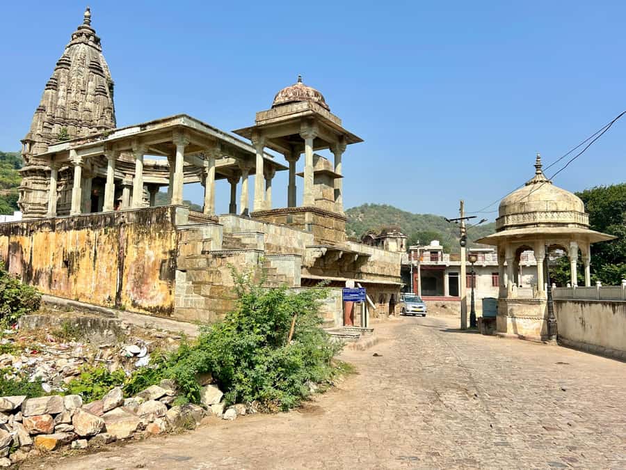 Jaipur: Private PinkCity & Stepwell Heritage Tour with Guide - Royal Gaitor: carved memorials beyond the main circuit