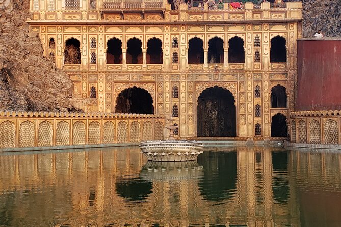 Local breakfast & full city tour by TukTuk - Amber Fort: the day’s grand opening
