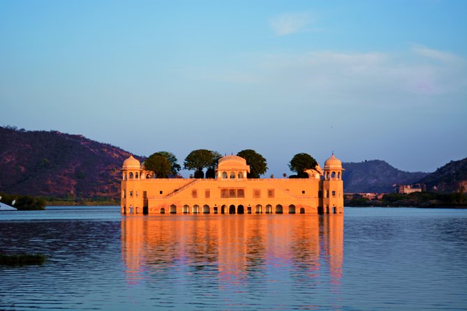 Private day tour of Jaipur with Driver and Guide - Hawa Mahal: a short first look