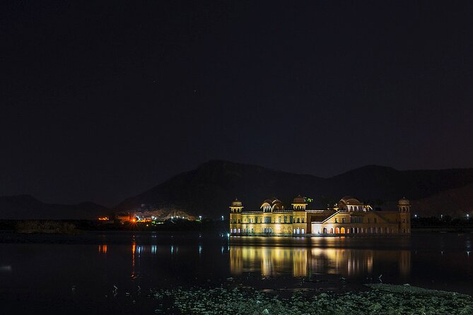 Private Jaipur Night Tour with Nahargarh Sunset Views - Jal Mahal and Hawa Mahal look different after dark