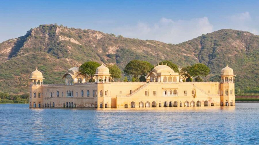 Same Day Jaipur Tour from Delhi by Car or Train - Lunch, local flavors and optional shopping