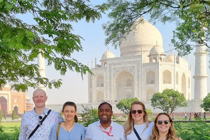 Taj Mahal Sunrise Tour - The walk through the Taj Mahal
